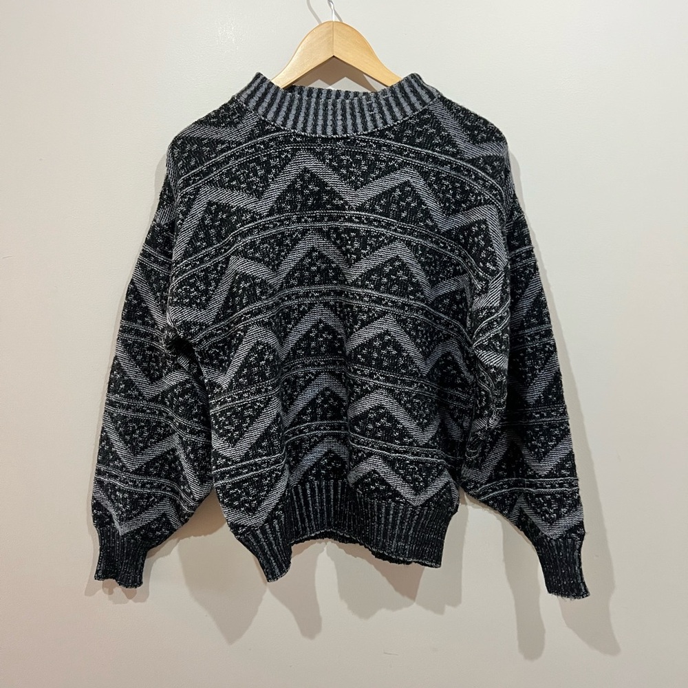 VINTAGE Cozy Black and Gray Patterned Sweater